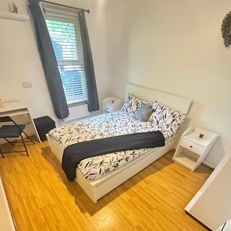 Bright & Cozy Double Room With Great Transport Links